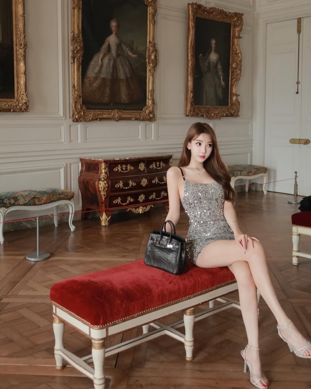 Cammi不時周遊列國、大曬名牌手袋