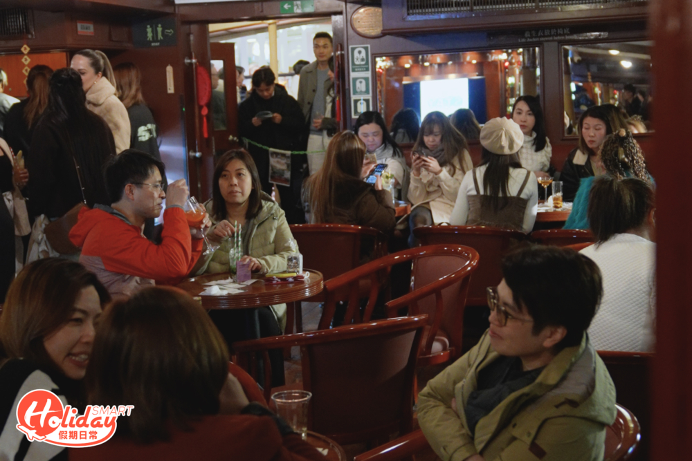 酒吧分為上下兩層，上層走英倫復古風格。