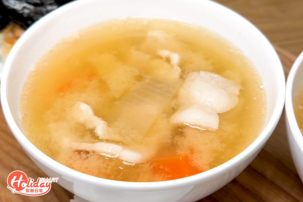 而湯品為每天不同，全都由店家自家熬製，而拍攝當天的湯品為「豚肉味噌湯」，味道鮮甜，飲到豚肉的香味，十分推介！