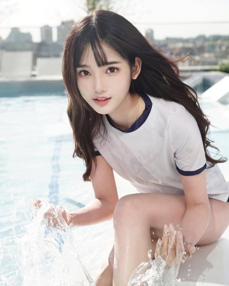 近日網上傳出林俊傑（JJ）疑似秘戀細他20歲的靚女廣東模特兒網紅「七七」（Annalisa）