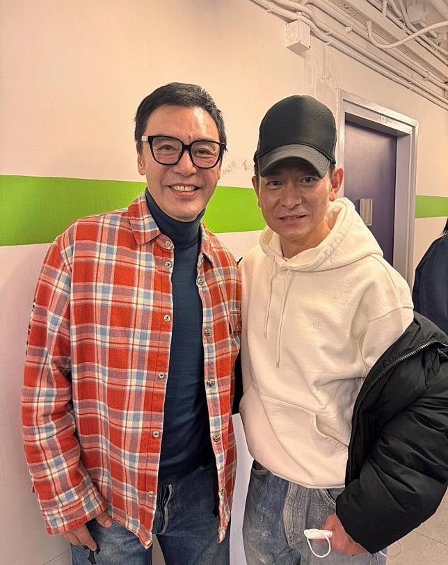 多張合照中可見，劉德華身穿休閒衛衣，頭戴黑色cap帽