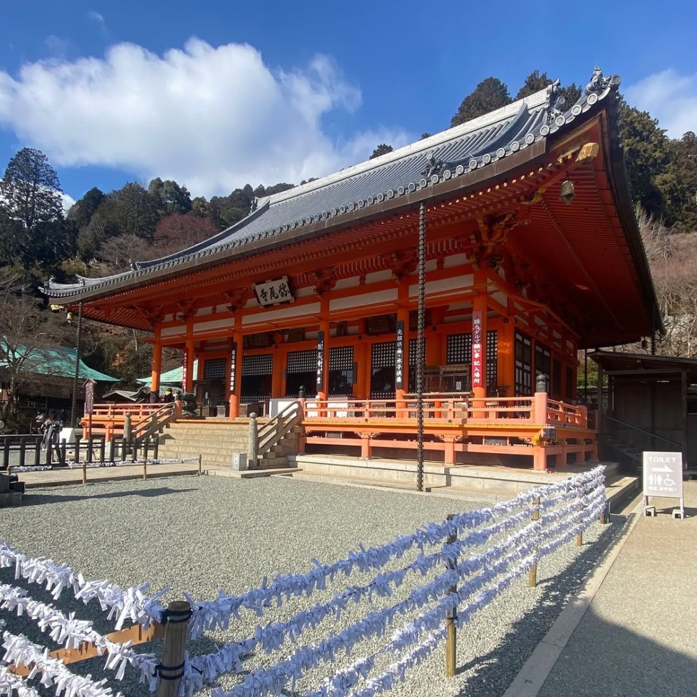 本堂全年誦經不間斷，讓人不自覺地沉靜下來