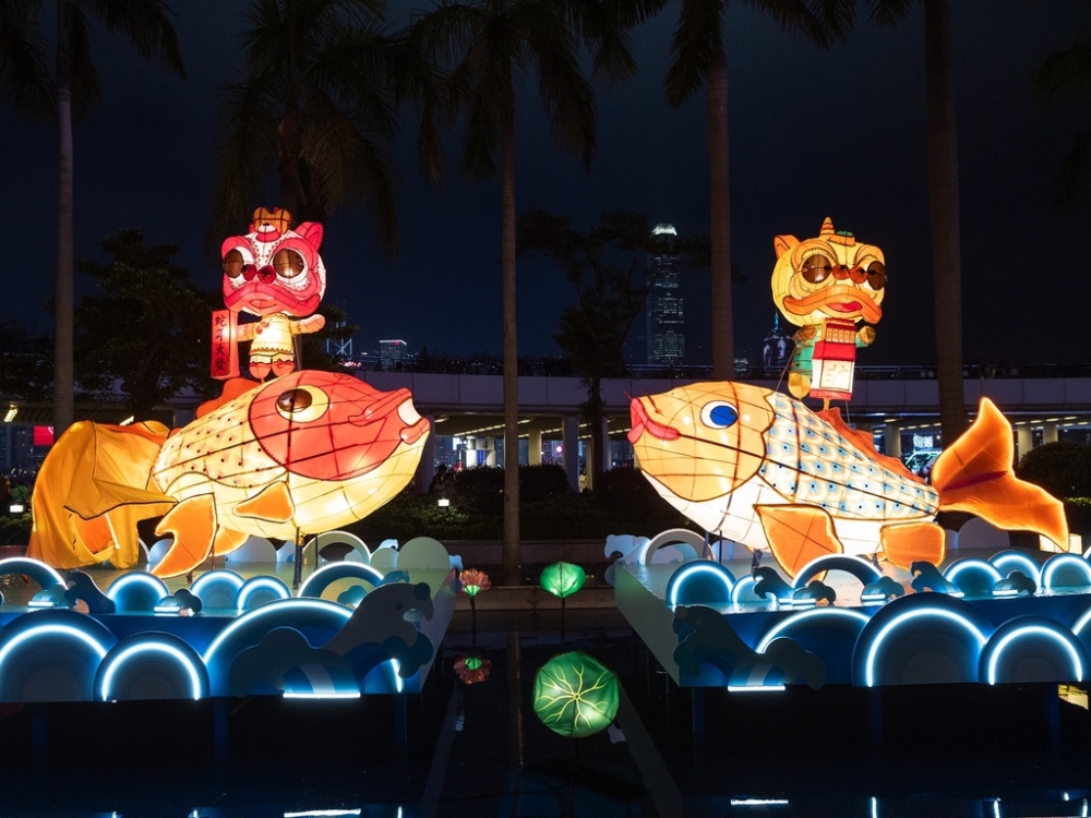 《燈魚躍動·歲歲豐盈》花燈由資深紮作師傅冒卓祺製作，靈感源自傳統年畫，錦鯉及金魚在水上躍動，寓意年年有餘～