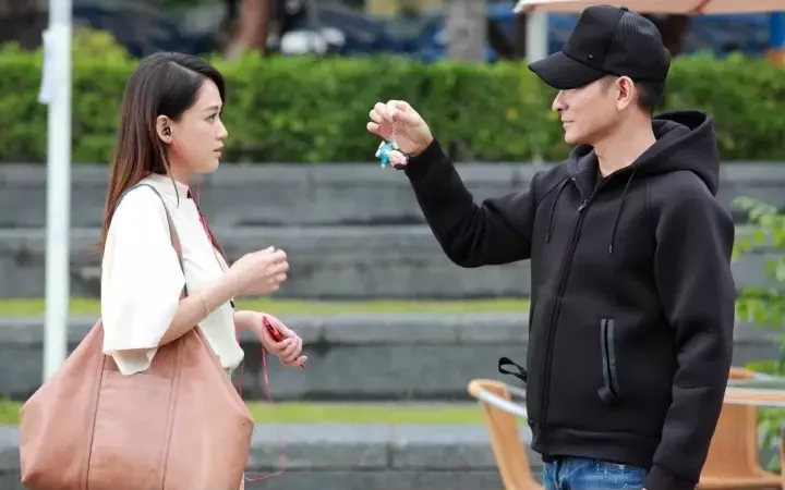 不過翻查劉德華過去照片，發現他過去其實已鍾情這種「高式戴帽法」