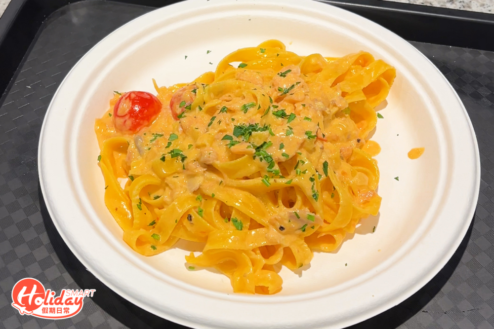 意大利寬麵配煙燻三文魚，忌廉汁入口濃稠，每條意粉都非常掛汁，寬麵偏煙靭質地，加上鹹香十足的三文魚，吃起來也不感到膩。