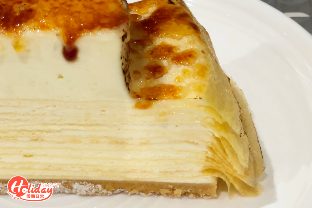 上層芝士蛋糕入口即溶，與千層蛋糕基本上是1：1比例。