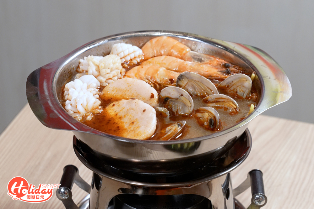 「獨自燙」則在磅好食材後取回座位，姐姐會將邊爐爐具送上，由食客自行「燙」。