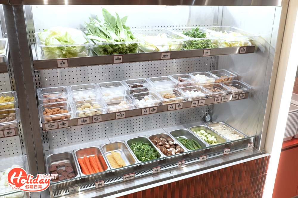 食客先「拎」夾和器皿到「食材櫃」，超過60款食材及麵底讓大家自行選擇及配搭！