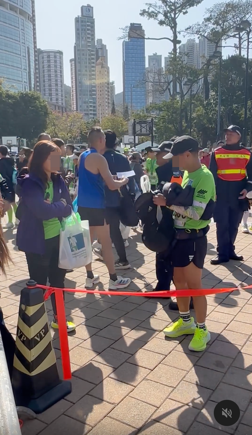 片段中見紫衫女士相當激動