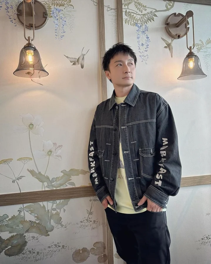 方力申今日情人節（14日）突然宣布已與女友葉萱（Maple）完婚