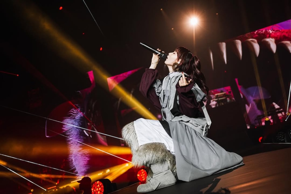 日本天團YOASOBI日前登上台北小巨蛋開騷，吸引大批粉絲前往支持