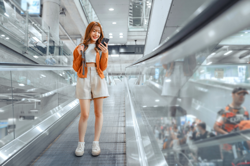 近6成人第一時間開data,港人機不離手的習慣,到外地旅行都一樣?!
