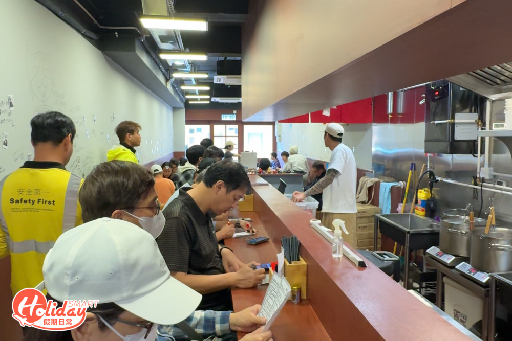 吧枱可以看到老闆製作拉麵，如有置身日本拉麵店的感覺；普通4人木桌的坐位就更闊落，大家可以自由選擇！