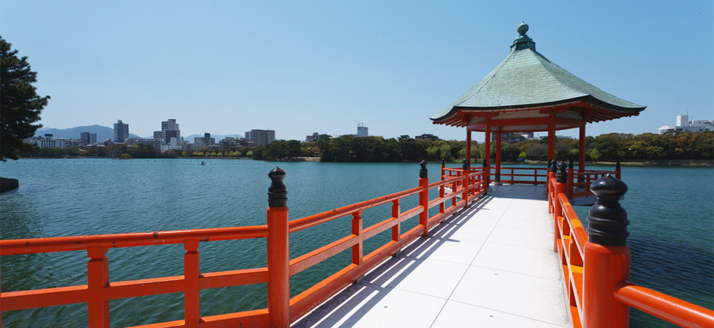 大濠公園作為日本少數水景公園,園內設有環湖步道與兒童遊樂場,是當地人休閒散步的熱門去處。