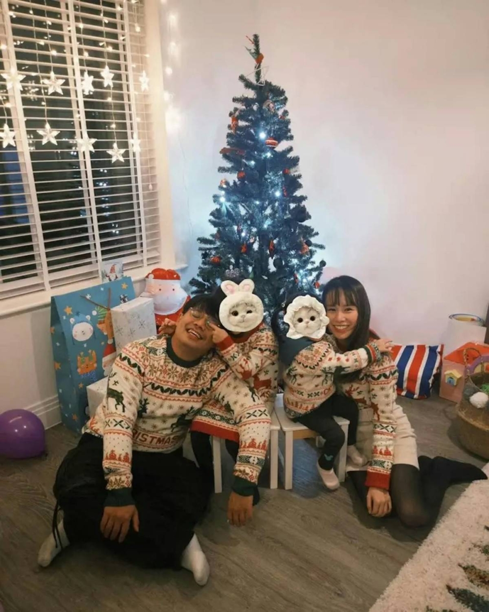 上年12月聖誕節，仍見芊蕙子有曬出一家四口慶祝聖誕的相片