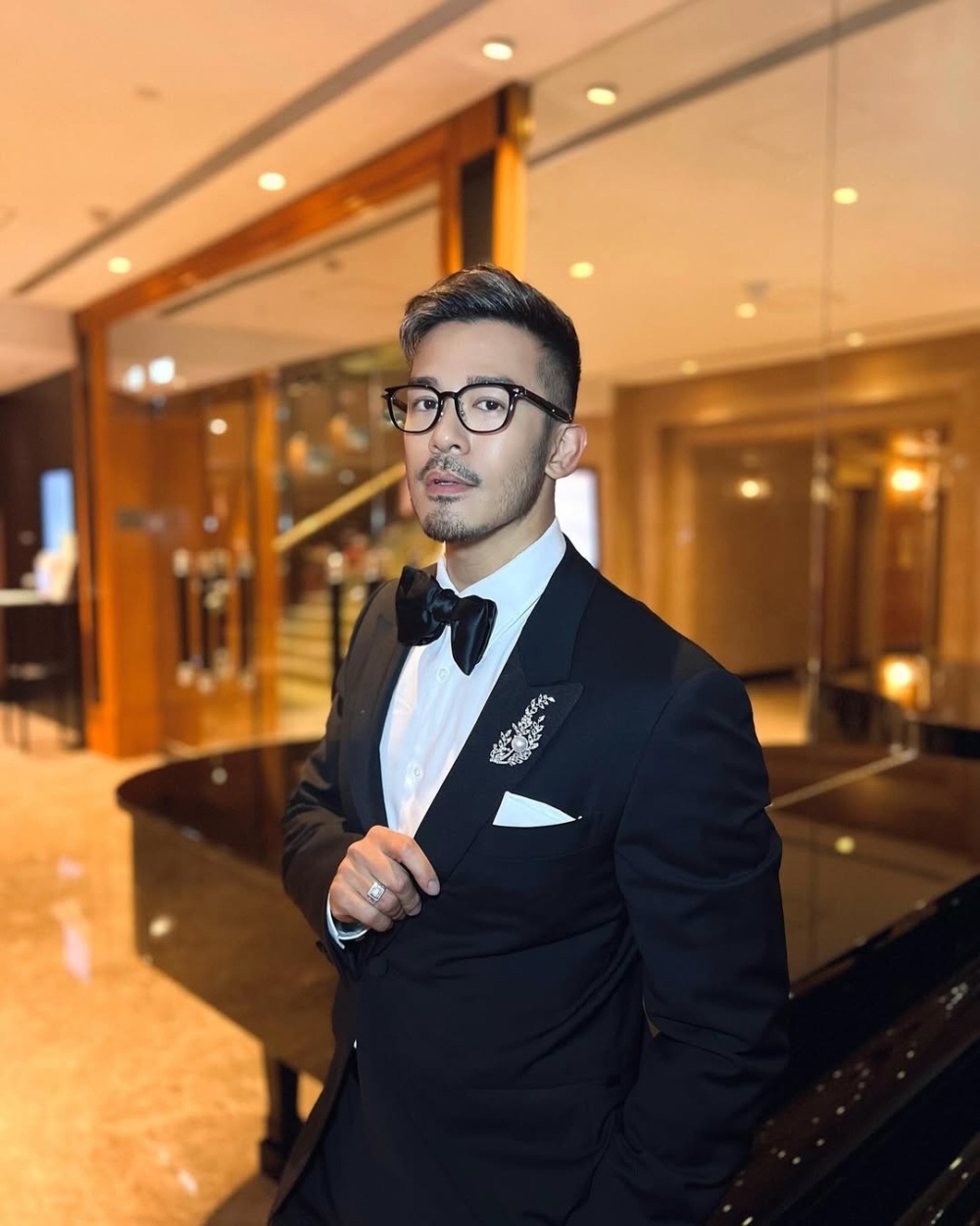 現年41歲的沈震軒近年轉攻內地市場，大前年更是宣布簽約英皇娛樂