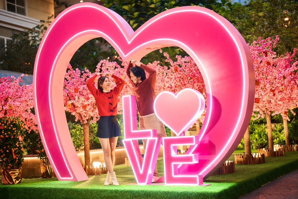 適逢元宵節及情人節相近，利東街除了在中庭特設12棵約4米高的粉紅桃花園及巨型心形拱門。