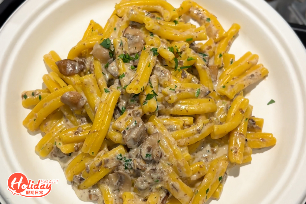 最人氣的意大利麻花捲麵配黑松露蘑菇醬，黑松露落得非常重手，每吃一啖都感受到濃烈黑松露香，再加上蘑菇粒，食落很有層次。