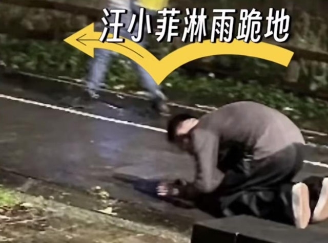 汪小菲曾被拍到哭紅雙眼淋雨下跪悼念大S