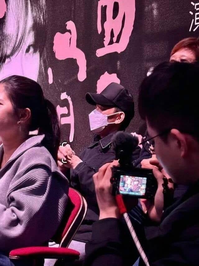 劉德華其後到紅館支持王菀之演唱會，流出的照片中又見他以「高式戴帽法」戴cap帽