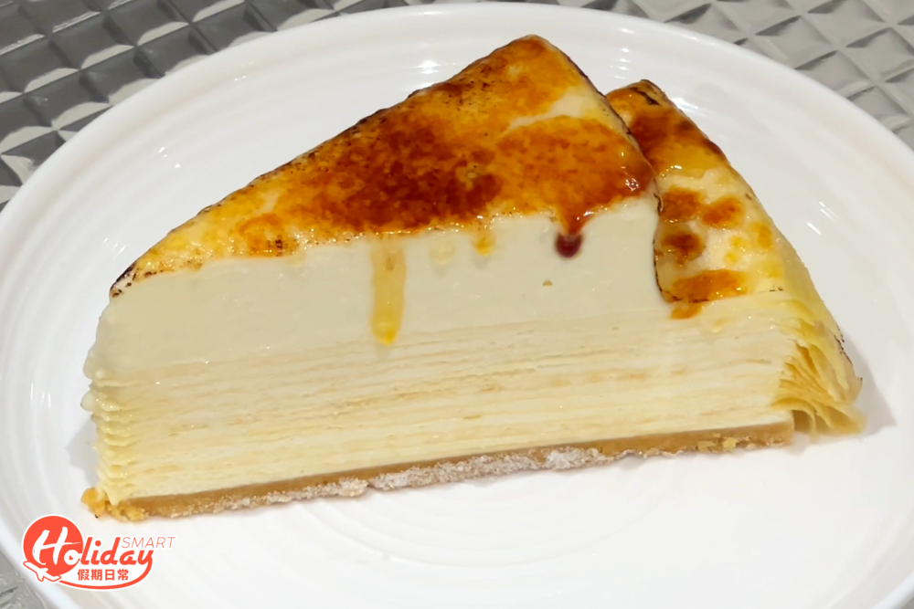 Lady M千層蛋糕相信大家都不感到陌生，今次新品揉合了千層蛋糕及芝士蛋糕，推出炙燒芝士千層蛋糕。