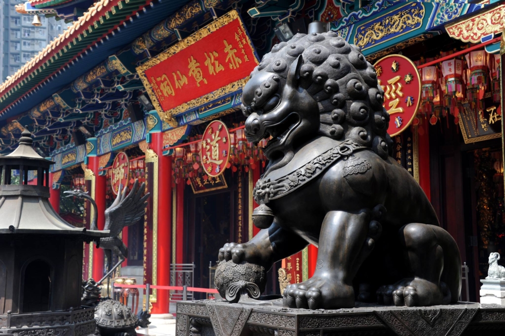 農曆新年期間到嗇色園黃大仙祠燒香參神是香港的傳統習俗，為新一年祈福。