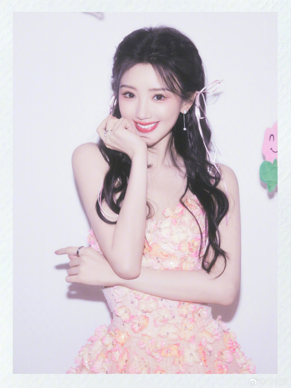 對象是人氣內地女星毛曉彤。