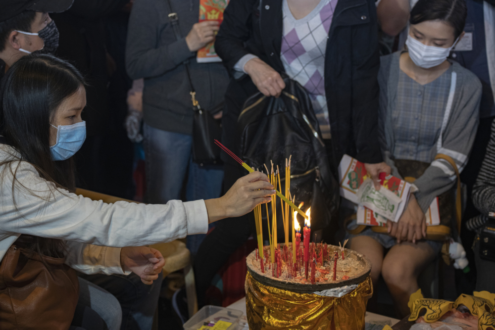 香港最著名的「打小人」地點是銅鑼灣鵝頸橋底，面對三個岔路口，被視為最佳的「三煞位」！