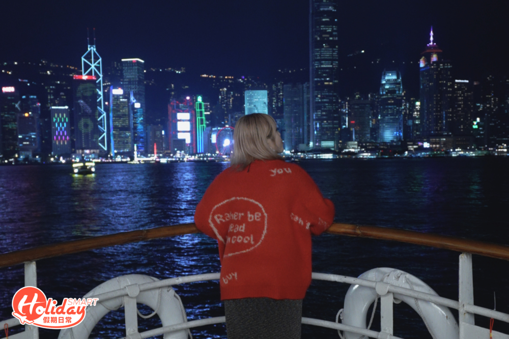 船頭船尾係最熱門的打卡位置，背景就是一整片維港夜景。