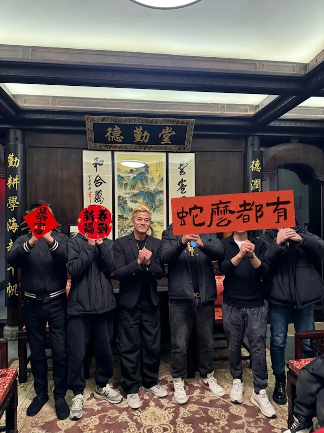 魅力沒法擋的城城一到家當然成為全村焦點,一眾親友爭相求合照