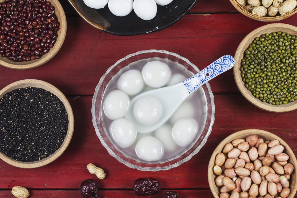 在元宵節，有吃湯圓的習俗，寓意著家庭和樂、美滿幸福。