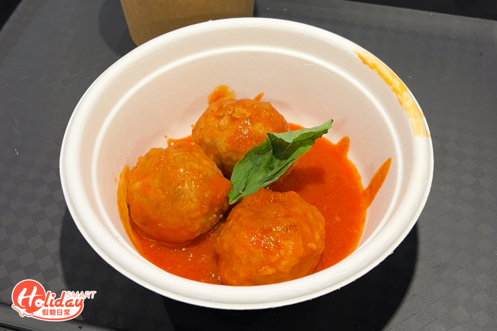 秘製肉丸口感鬆軟，配蕃茄醬入口酸酸甜甜。