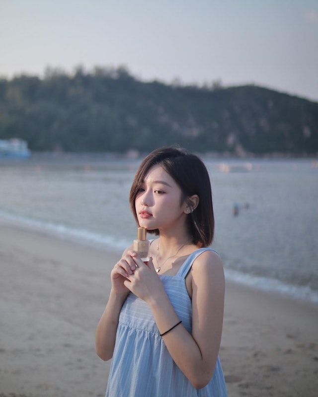 當時混血肥仔與丁丁在餐廳對坐用餐，兩人都有戴帽