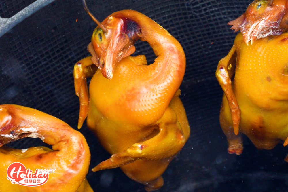 師傅炮製大大隻的即燒窯雞。