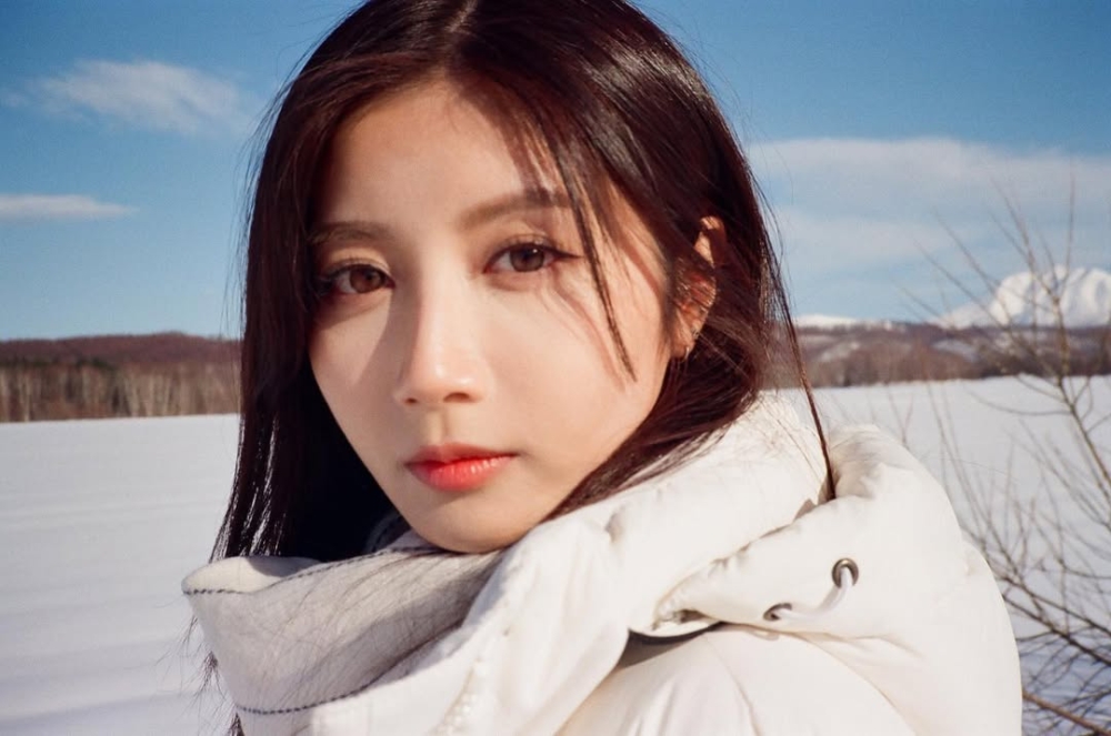 雖然發文者在貼文中就指兩人有「拖住」，不過在相片中就未見兩人有任何身體接觸。