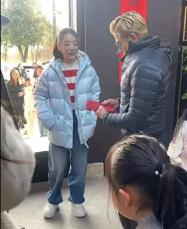 城城一手從褲袋取出大疊利是派發给親戚,盡顯天王氣勢!