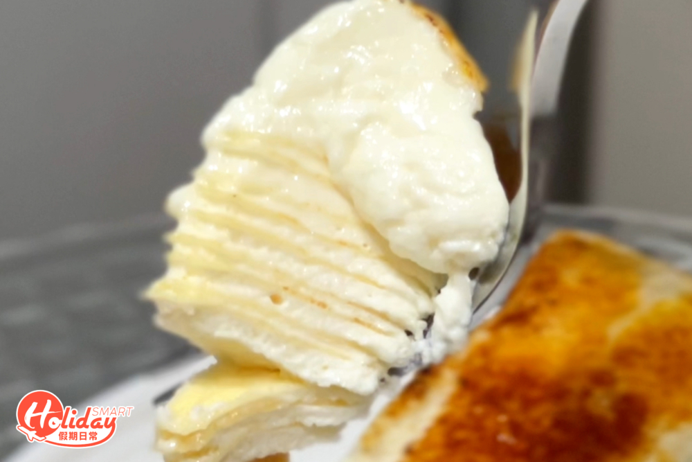 原味的千層皮塗抹上幼滑檸檬忌廉，清新開胃，甜而不膩，最底層還有鬆化牛油餅底，一啖吃到4重口感。