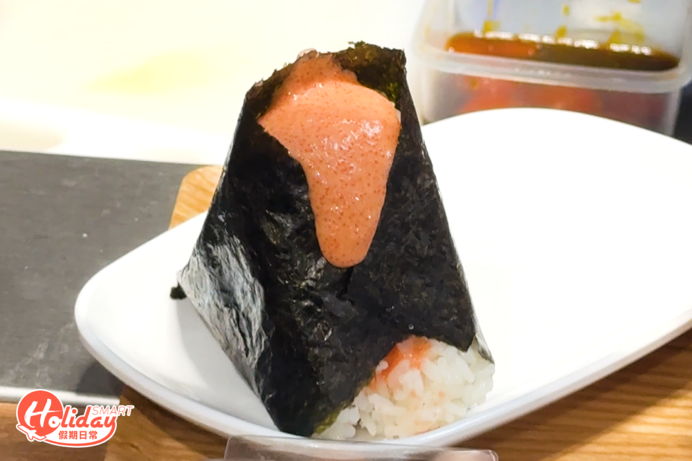 記者推介超爆餡的明太子沙律，師傅在餡中加入大量明太子外，也在包好紫菜後加上明太子，賣相超澎湃！