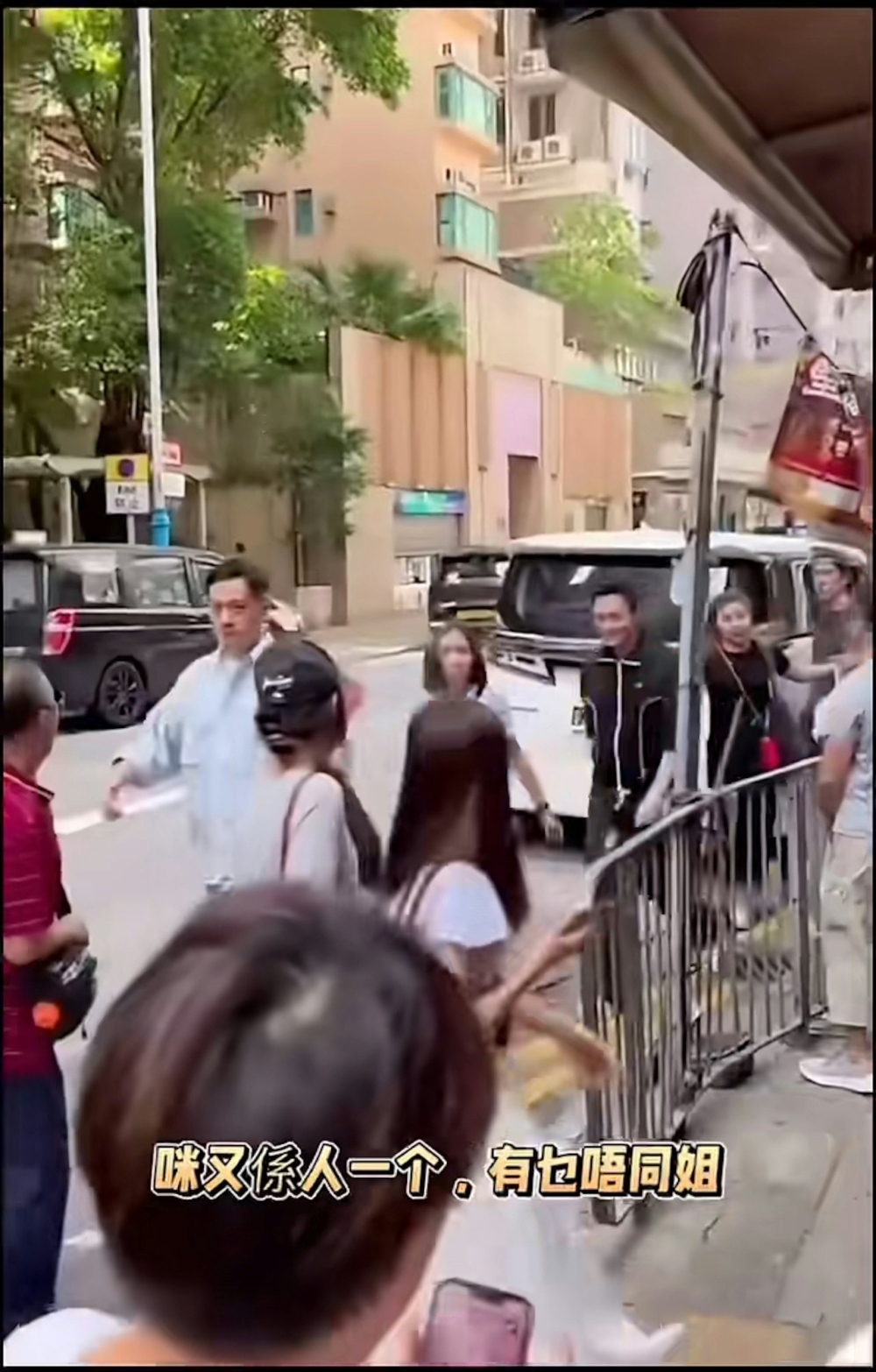 有網民在小紅書以「街頭偶遇林峯，大媽金句引熱議！」為題，分享了一段野生捕獲林峯的片段！