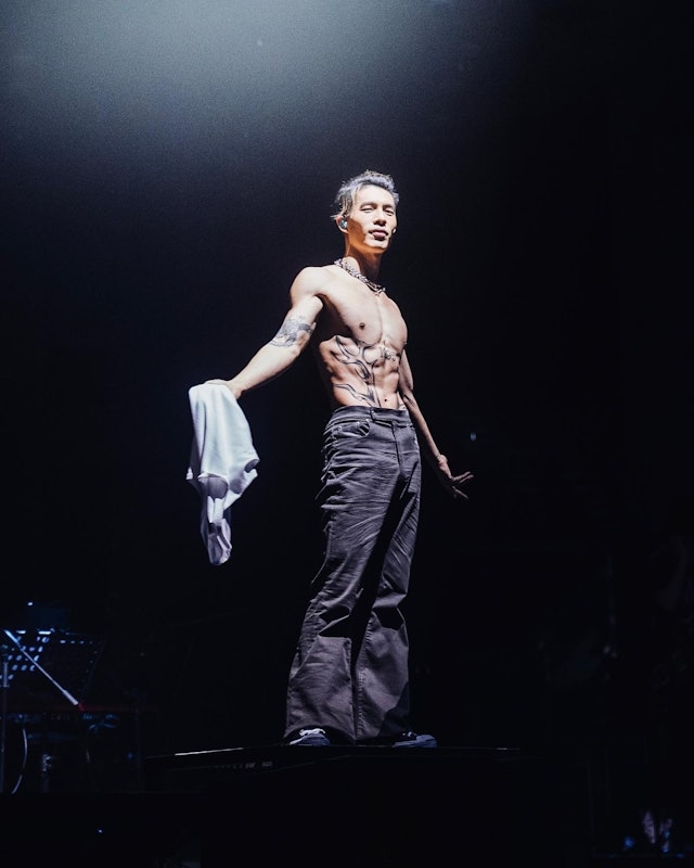 二人步入一唐樓，Elka拿鎖匙開門，被估計這是女方的寓所