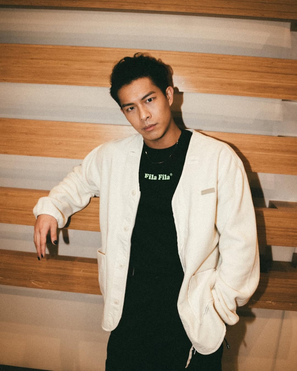 日前兩人被傳媒影到手拖手行街