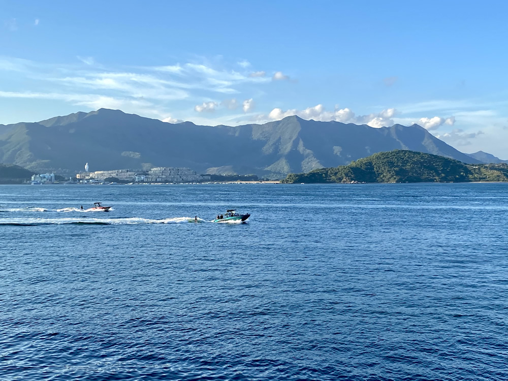 遊人可自備單車，亦可以在沙田或大埔租用單車。沿途可欣賞美麗的吐露港風光。