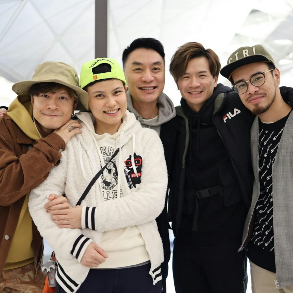 有人指出，阿簡作為藝人背後相關人士應該慎言以免拖累藝人