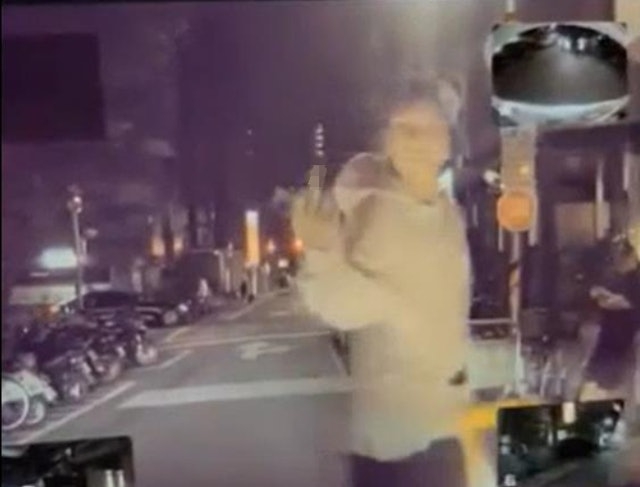 王大陸爭執過程中甚至「怒比中指」