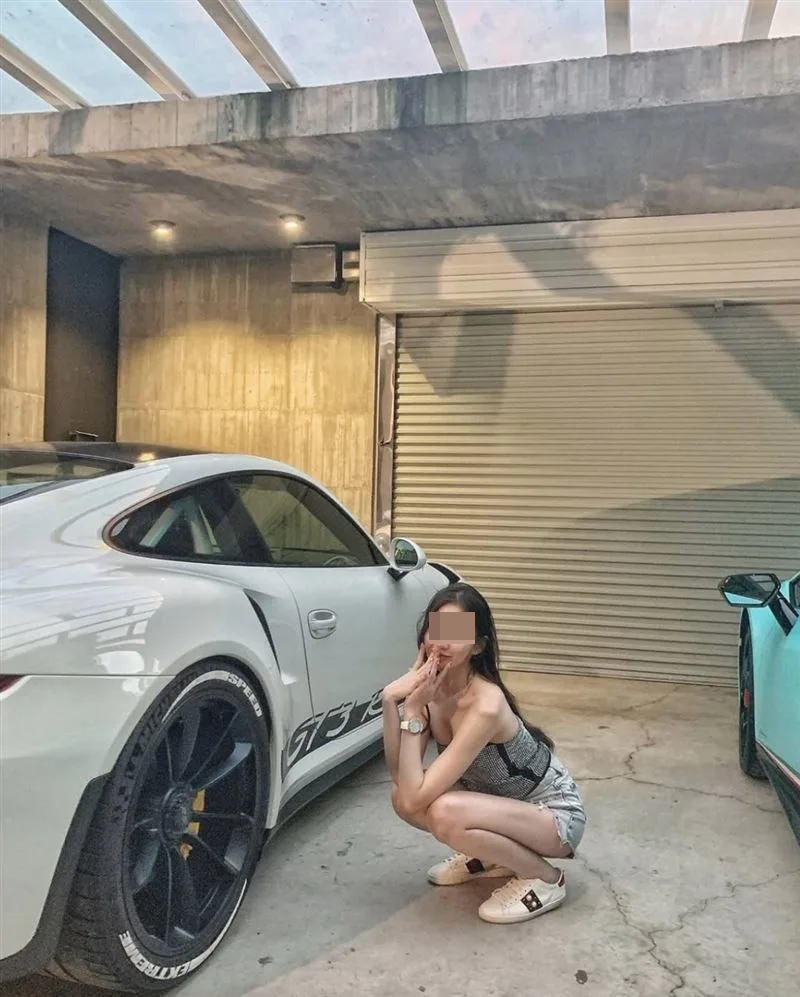 家寧妹妹被發現開豪車、戴名錶、穿名牌