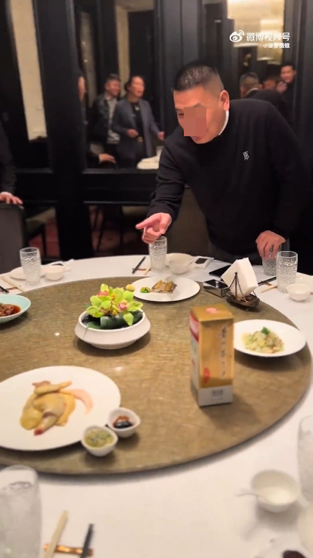 其中一名男子說：「你說這雞是喝著牛奶、聽著音樂長大的？」