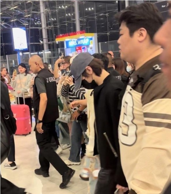 有粉絲向6名成員大喊「那我們怎麼辦啊」，只是他們卻絲毫沒有任何反應