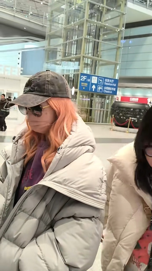 Fiona戴上口罩，排隊時發呆放空一言不發眼神空洞