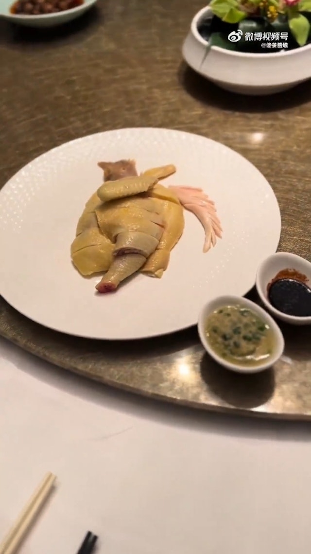 有網友在上海某家餐廳竟然花了￥480人民幣（約$515港幣）吃半隻雞