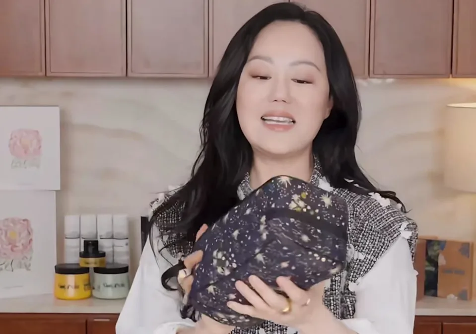 章小蕙：「今天我終於有一個，絕對沒有人可以超越這個包包的出現，這個就是我的絕世彩妝包」